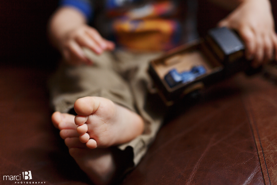 Bare feet - Corvallis children's photographer
