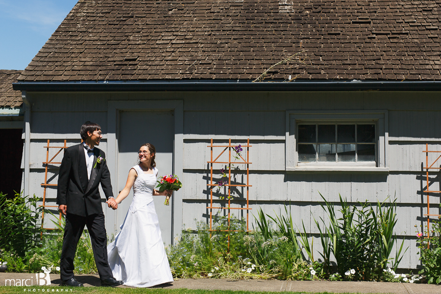 Corvallis wedding photograper - bride and groom