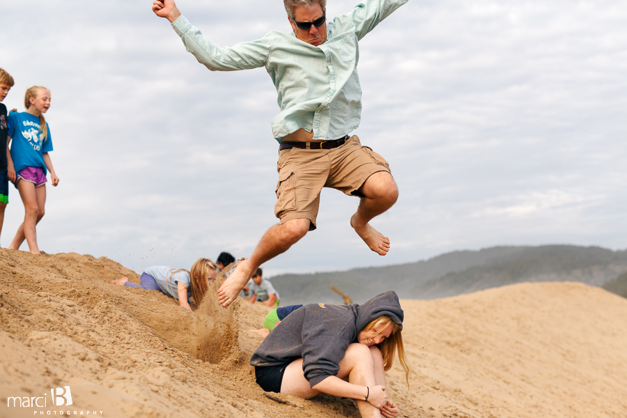 Playing on the dunes - Family photographer - Oregon Coast