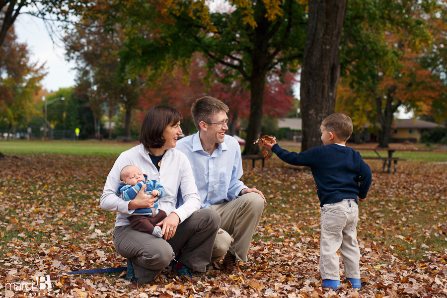 Family photos at the park - playing in the leaves