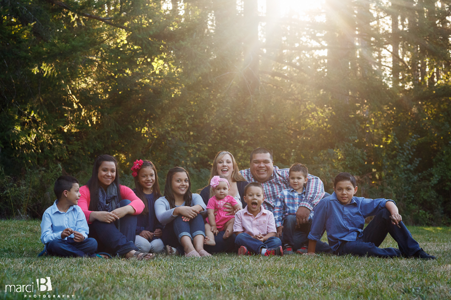 Corvallis children's photographer - Family photography - family photos - large group family photos - large family photo posing