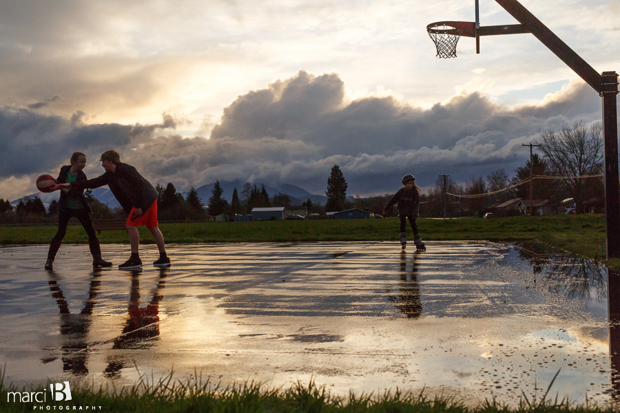 family playing basketball - family photography