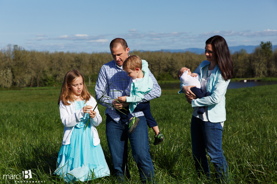 Corvallis Family Photographer - family picture - Finley Wildlife Refuge 