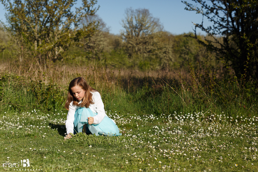 Corvallis Family Photographer - family picture - Finley Wildlife Refuge - picture of girl picking daisies