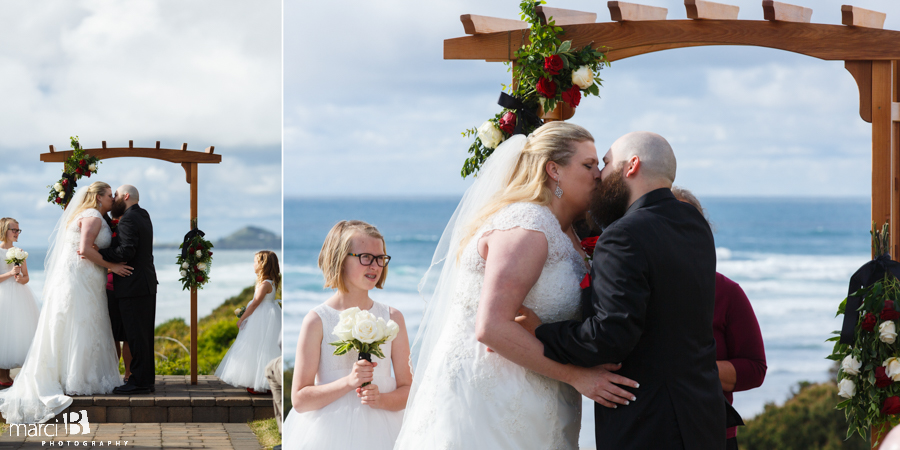Newport wedding photography - Oregon wedding photographer - beach wedding - wedding ceremony