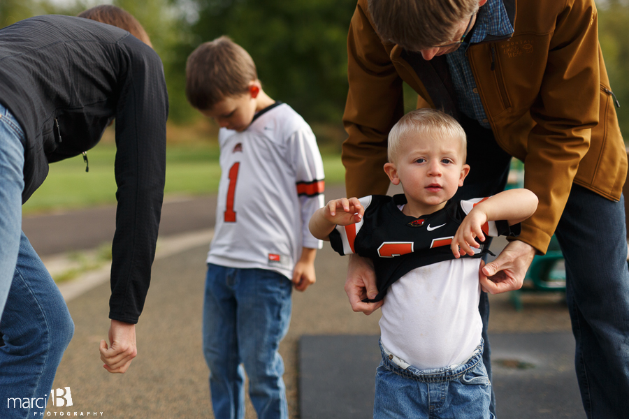 pictures of family playing together - family photos - corvallis photographer - sunset park -