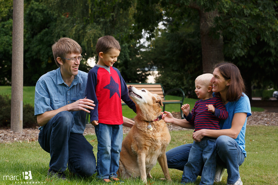 pictures of family playing together - family photos - corvallis photographer - starker arts park