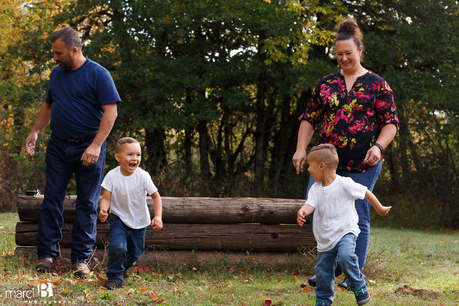 fall family photos - Corvallis photography - family photographer - photos of kids playing in leaves - boys in plaid