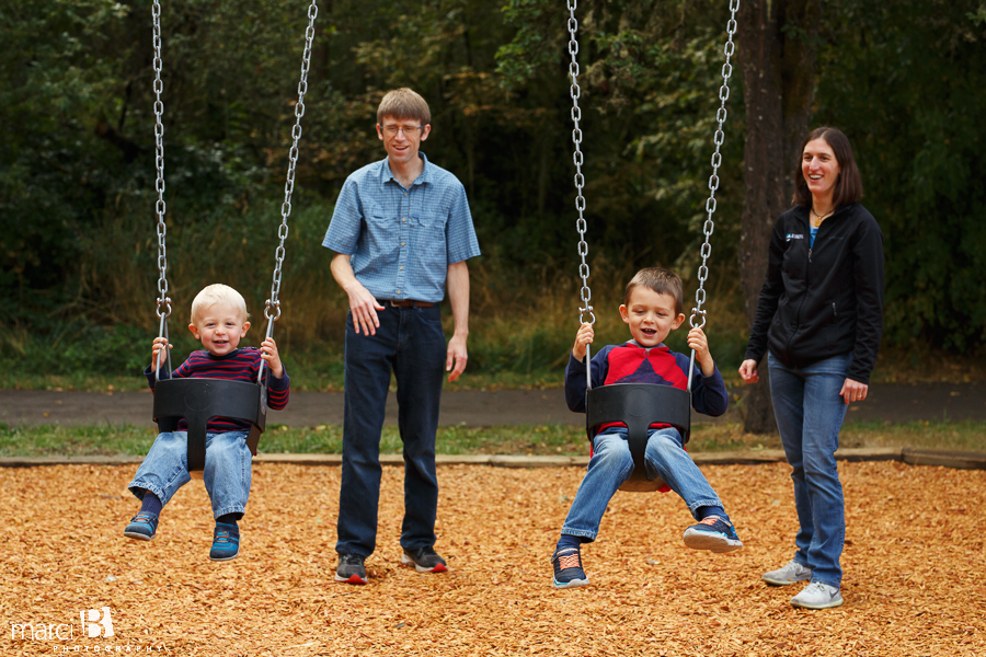 pictures of family playing together - family photos - corvallis photographer - starker arts park