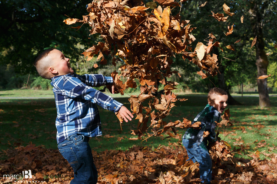 fall family photos - Corvallis photography - family photographer - photos of kids playing in leaves - boys in plaid