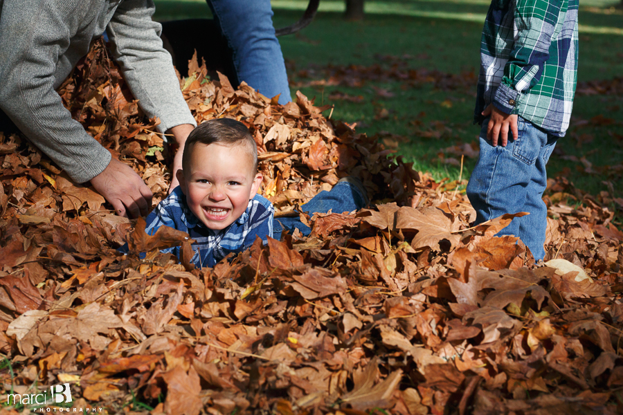 fall family photos - Corvallis photography - family photographer - photos of kids playing in leaves - boys in plaid