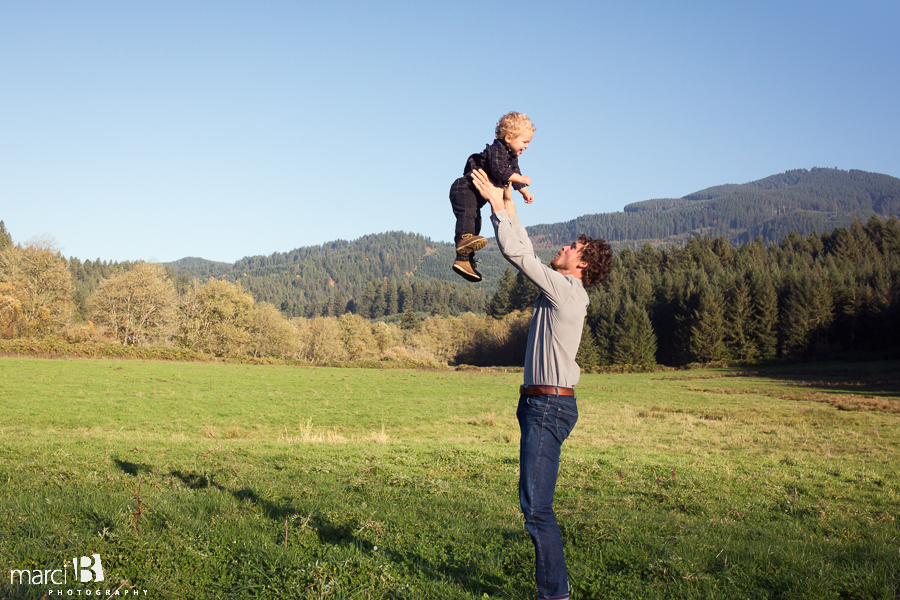 family photos - pictures on a farm - young family photos - Corvallis photographer - fall family portraits