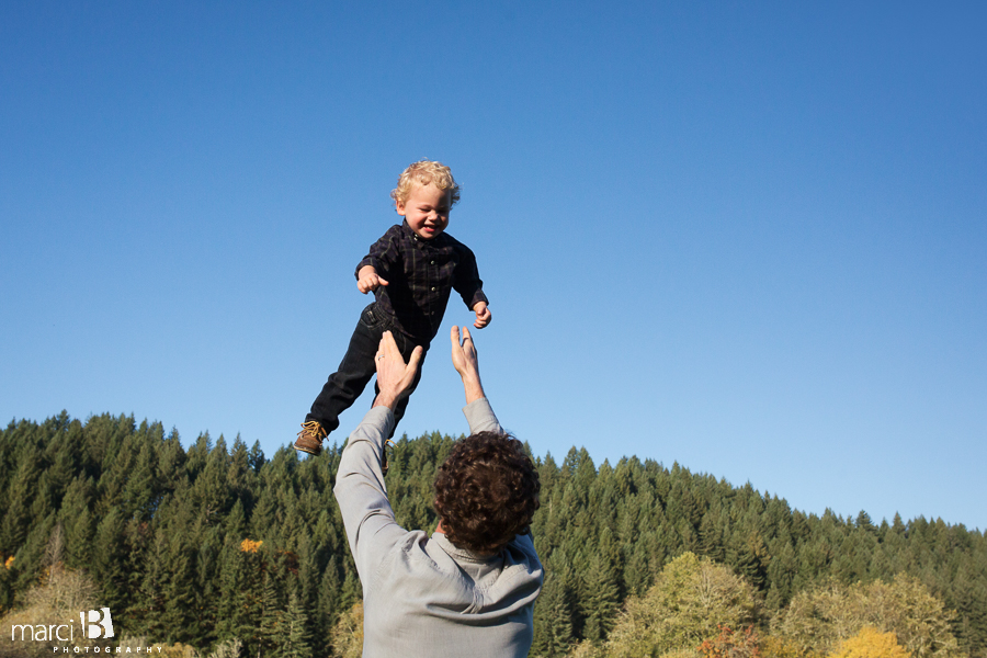 family photos - pictures on a farm - young family photos - Corvallis photographer - fall family portraits