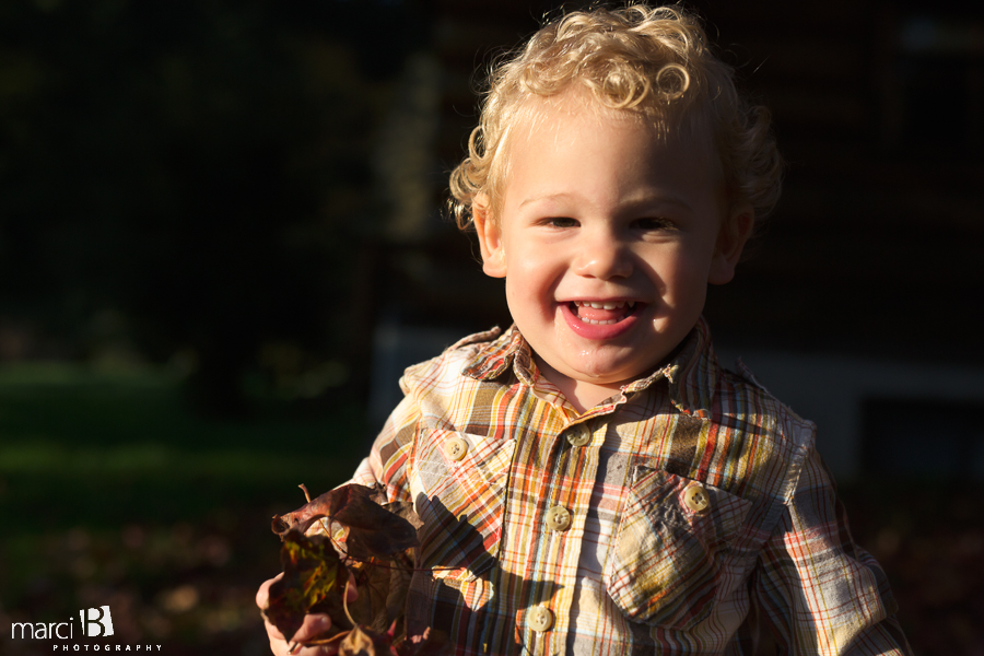 family photos - pictures on a farm - young family photos - Corvallis photographer - fall family portraits