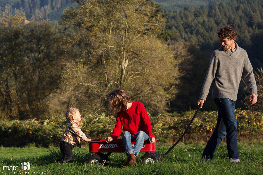 family photos - pictures on a farm - young family photos - Corvallis photographer - fall family portraits