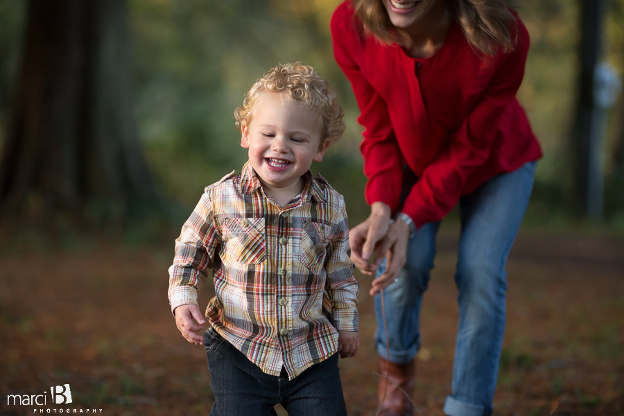 family photos - pictures on a farm - young family photos - Corvallis photographer - fall family portraits