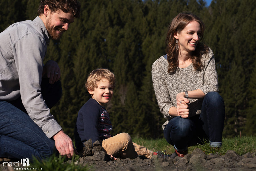 family photographer takes pictures of family with two young boys in Oregon Coast Range - Corvallis professional photographer