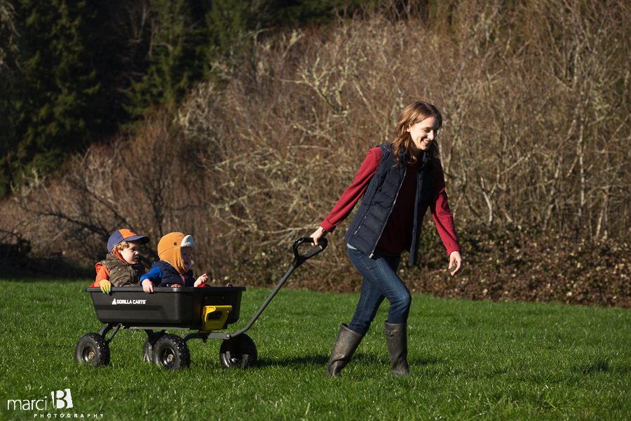 family photographer takes pictures of family with two young boys in Oregon Coast Range - Corvallis professional photographer