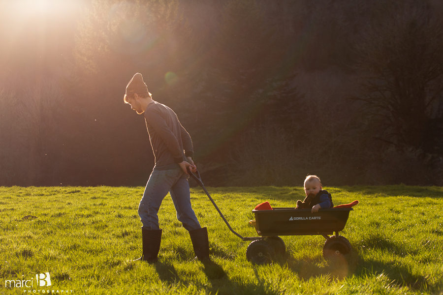 family photographer takes pictures of family with two young boys in Oregon Coast Range - Corvallis professional photographer