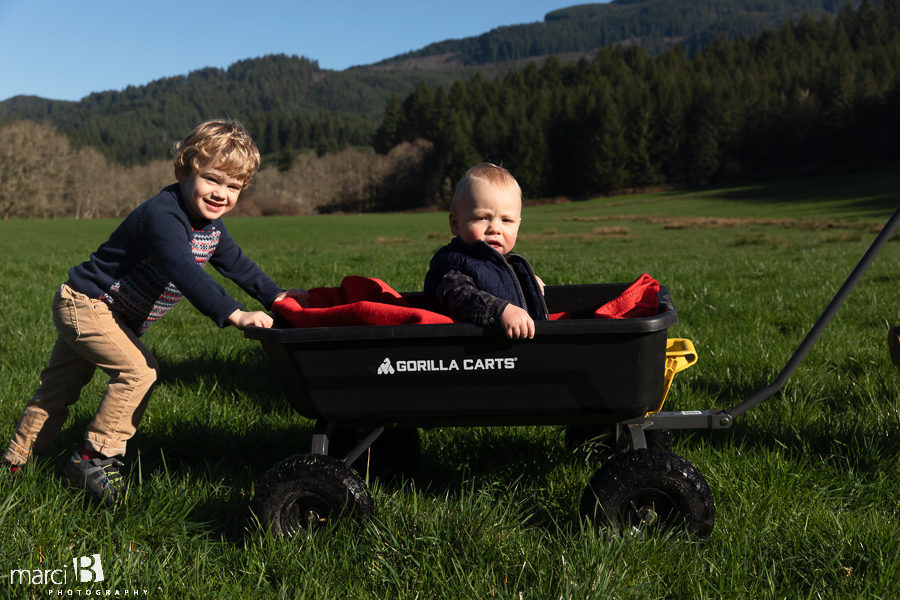 oregon family photos - young family walking boys with wagon in coast range - oregon photographer