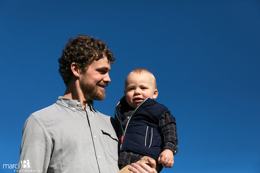 family photographer takes pictures of family with two young boys in Oregon Coast Range