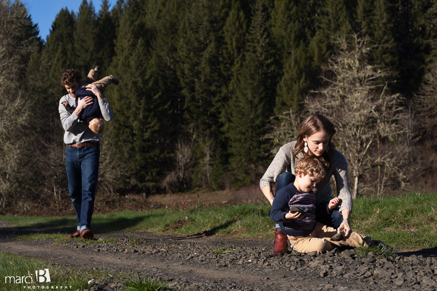 family photographer takes pictures of family with two young boys in Oregon Coast Range