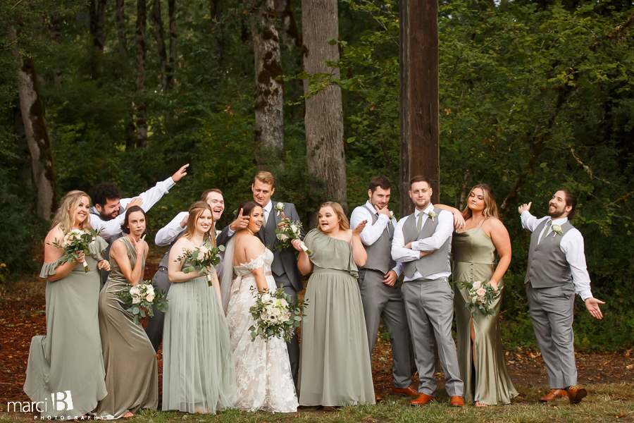 wedding party posing for pictures at corvallis wedding